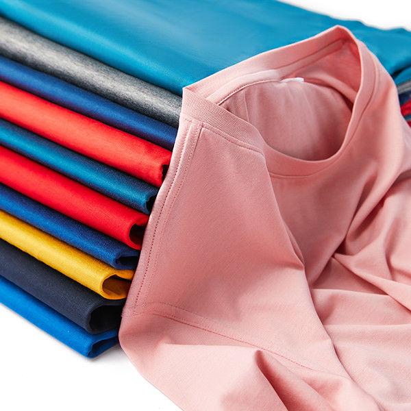 দৈনন্দিন আনুষ্ঠানিক অফিসের জন্য ওভারসাইজ ম্যান টি শার্ট কালো গোলাপী বেগুনিতে পরা