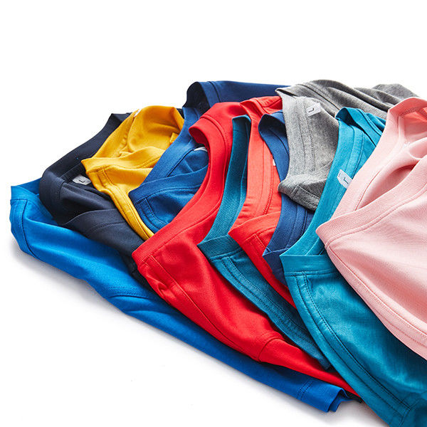 দৈনন্দিন আনুষ্ঠানিক অফিসের জন্য ওভারসাইজ ম্যান টি শার্ট কালো গোলাপী বেগুনিতে পরা