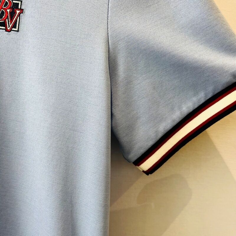 কন্ট্রাস্ট কলার ও এমব্রয়ডারি করা লোগো সহ পুরুষদের হালকা নীল পোলো শার্ট, বিজনেস-ক্যাজুয়াল স্টাইল পুরুষদের পিকে পোলো শার্ট