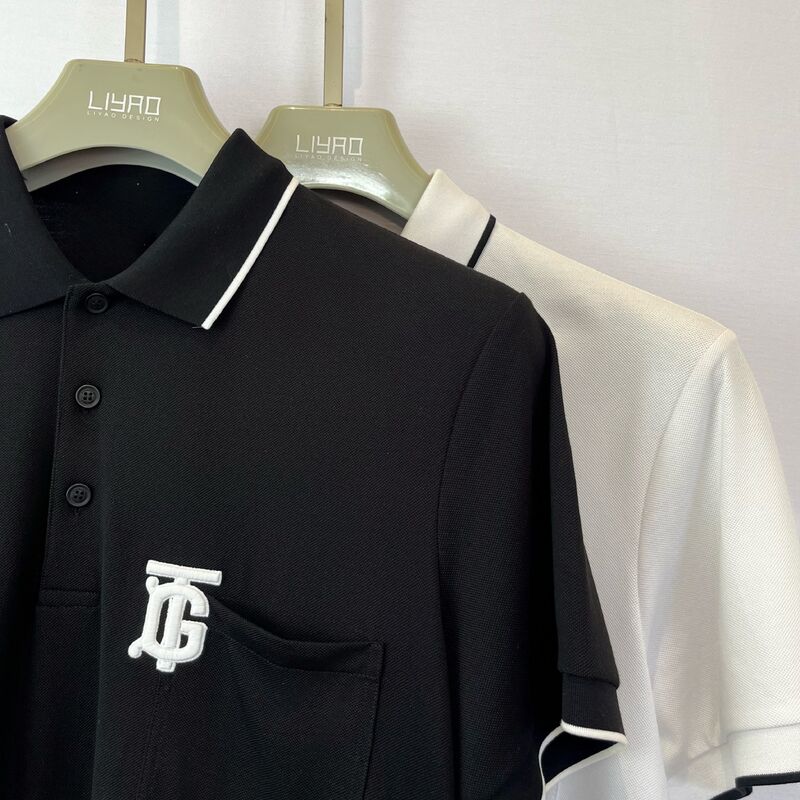 পুরুষদের লোগো - ব্রোডারি পোলো শার্ট∙ কালো সাদা ট্রিম বুক পকেট ও মোনোগ্রাম ট্রেন্ডি ডিজাইন পিকো পুরুষদের পোলো শার্ট